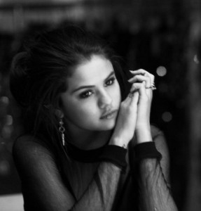 Selena Gomez Angers Instagram Users After Abu Dhabi Mosque Photographs ...